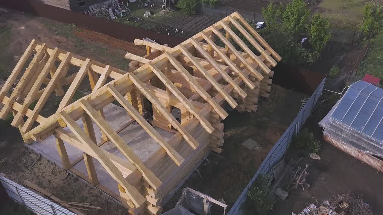 공중 에서 볼 수 있는 건설 중 인 목조 오두막