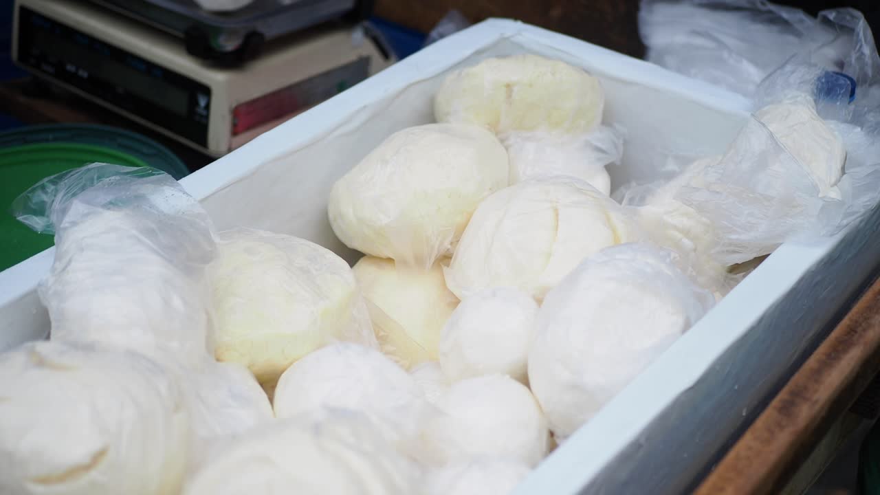 exhibición de productos lácteos en un mercado de agricultores