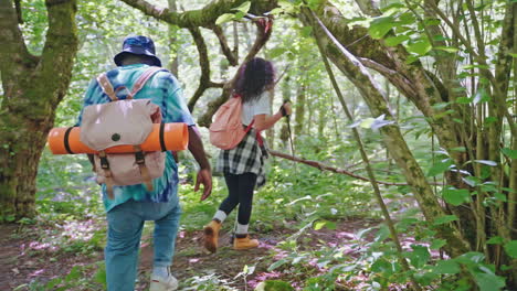 pareja de senderismo en el bosque