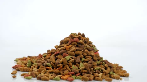 alimento seco para gatos y otras mascotas. rotaciones, tiro de estudio