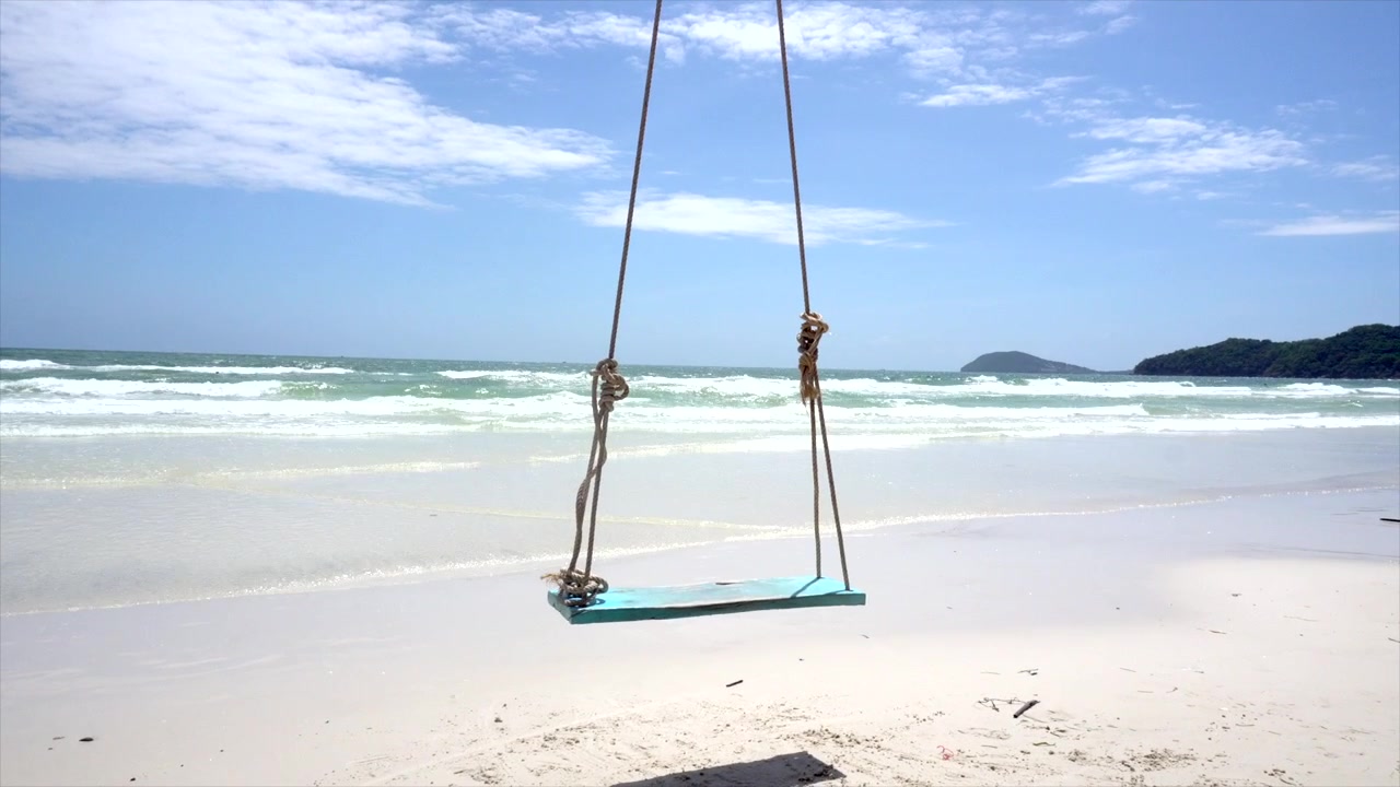 Uma bela praia tropical com um balanço rústico com vista para águas cristalinas azul-turquesa e praias de areia branca