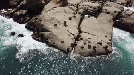 Luftaufnahme-Von-Wellen,-Die-An-Der-Malerischen-Erodierten-Küste-Des-Heping-Island-Park,-Taiwan,-Brechen