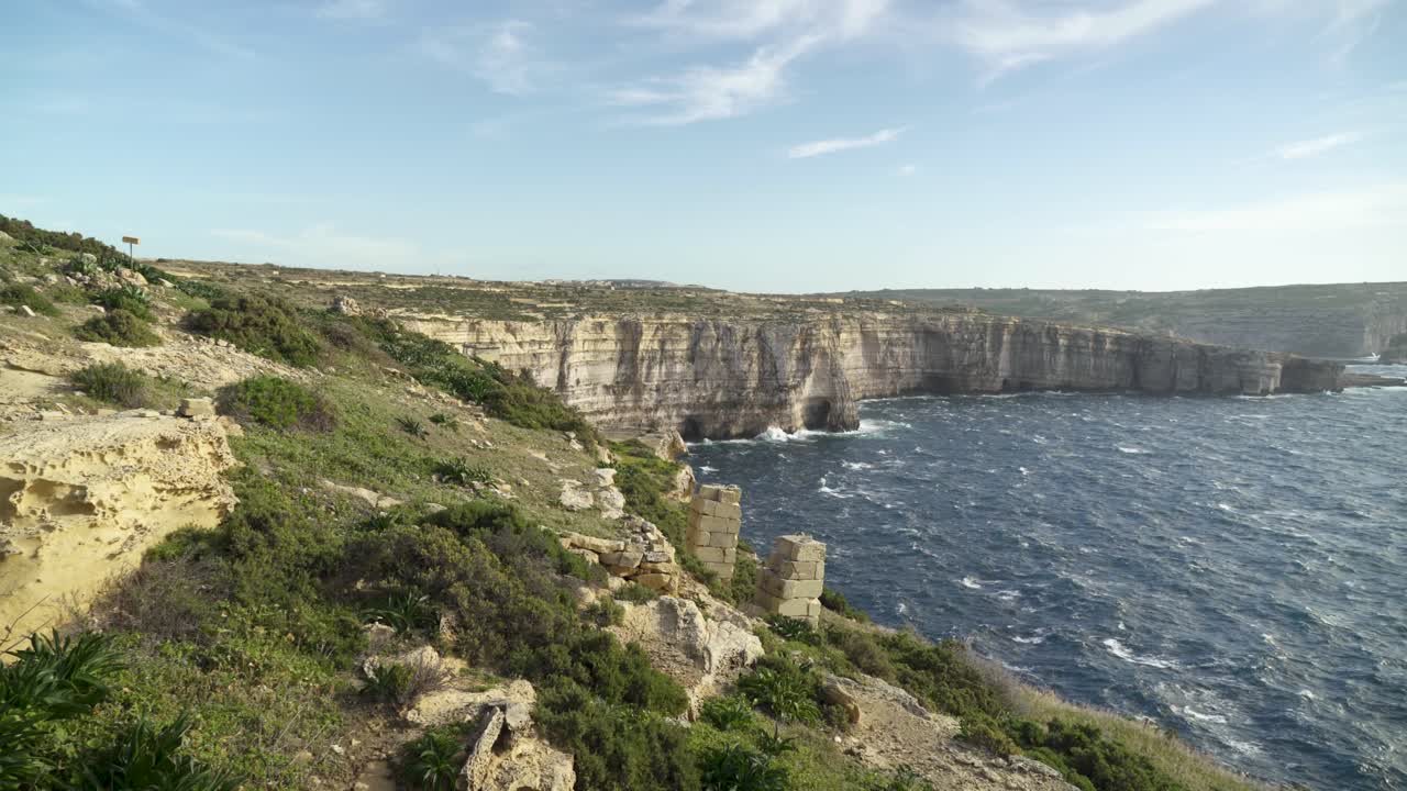 vista panorámica del mar mediterráneo con ventana azul permanece en la distancia en la isla de gozo