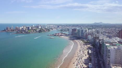 Impresionante-Toma-Aérea-De-Praia-Do-Morro-Y-El-Centro-De-La-Ciudad-En-Guarapari,-Espíritu-Santo-En-Brasil-En-Un-Día-Soleado