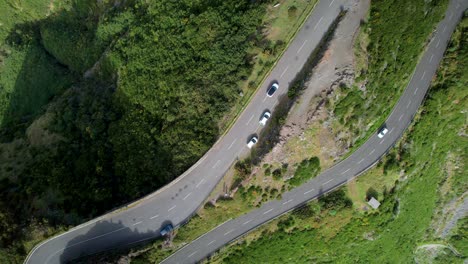 Vista-Aérea-De-Los-Coches-En-El-Mirador-De-Lombo-Do-Mouro,-Cerca-De-Ponta-Do-Sol-En-Las-Islas-Madeira,-Portugal