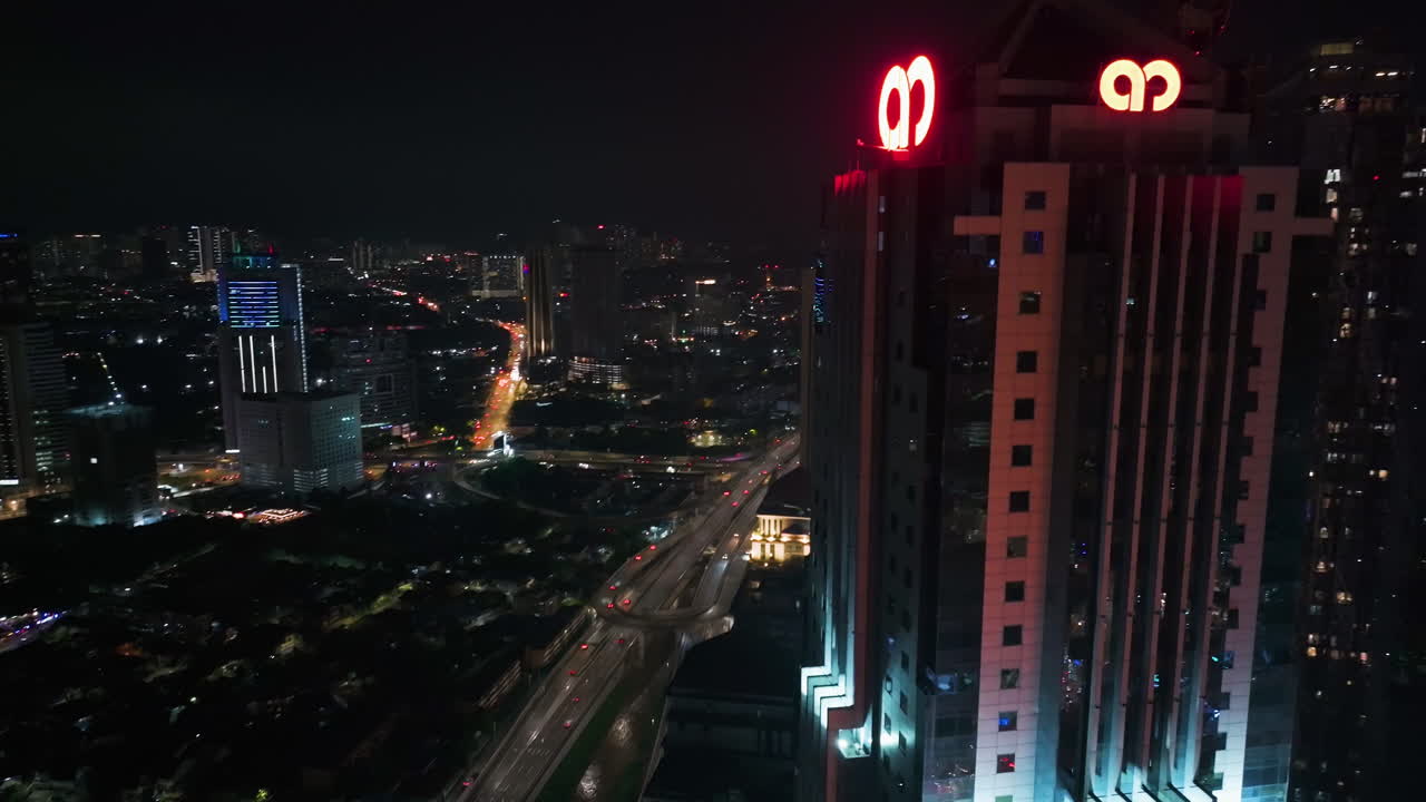 vista nocturna de un rascacielos en una ciudad