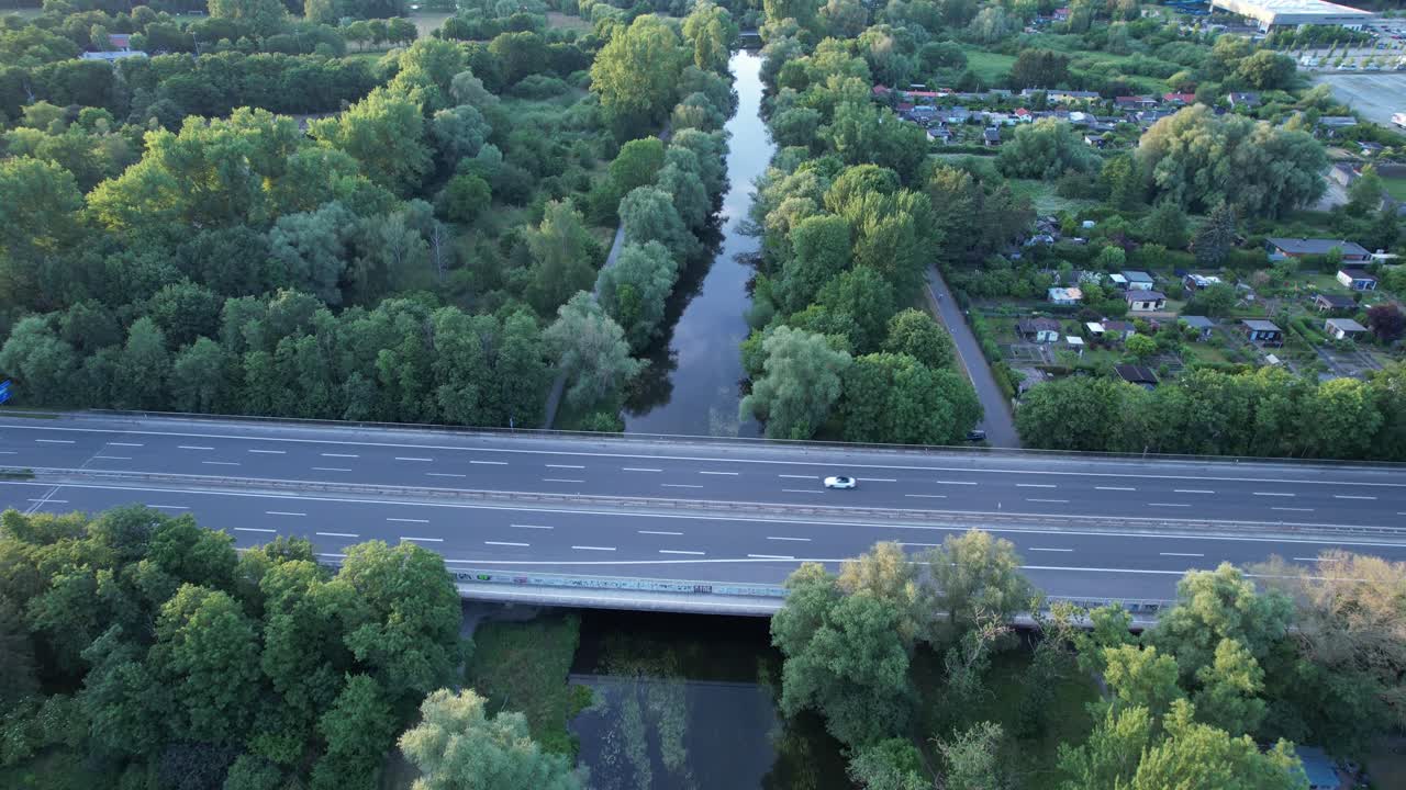 독일 브런즈윅의 a392 고속도로를 달리는 자동차