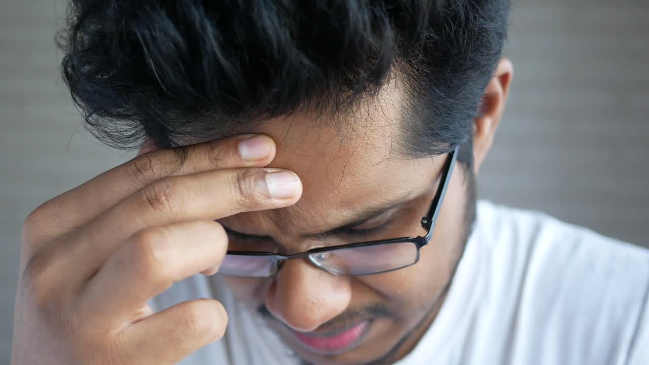 hombre con dolor de cabeza