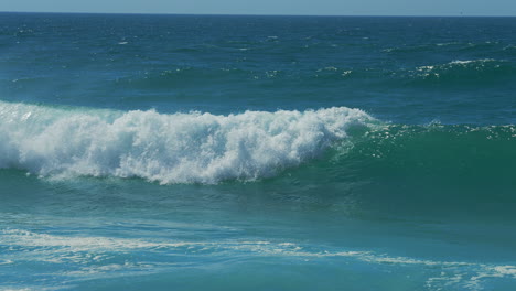 tiro de cámara lenta de primer plano de las olas del mar rompiendo en la costa arenosa en portugal