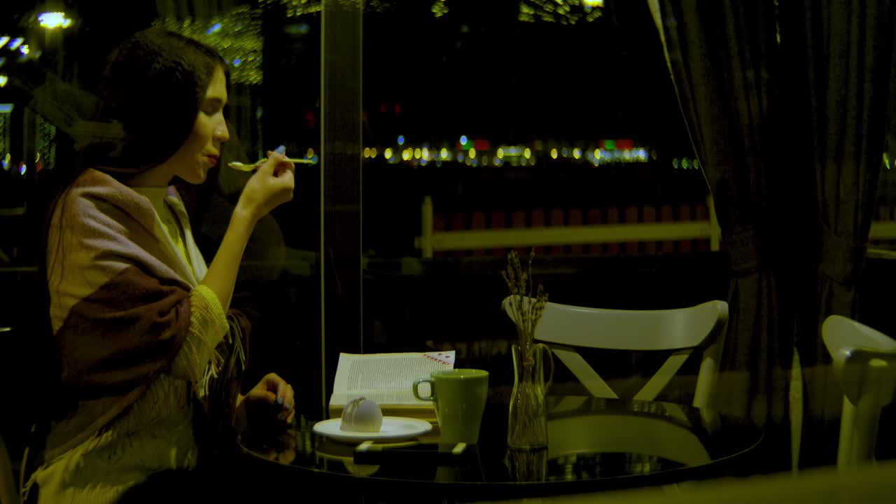 밤에 카페에서 휴식을 취하는 여자