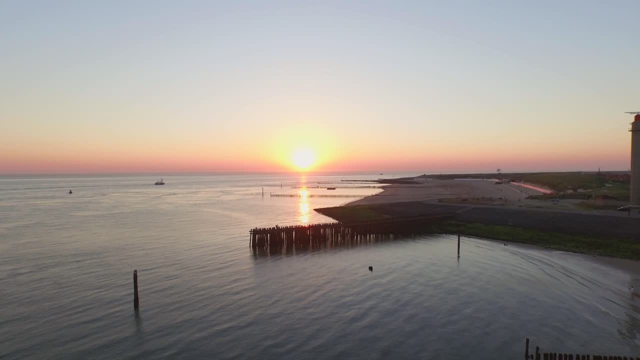 Vista aerea: Il molo, la spiaggia e il faro al tramonto vicino al villaggio di Westkapelle, Paesi Bassi