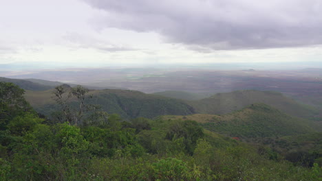 Lluvia-Cayendo-Sobre-La-Espesa-Ladera-Verde-De-La-Montaña-Con-Vistas-Al-Gran-Valle-Del-Rift