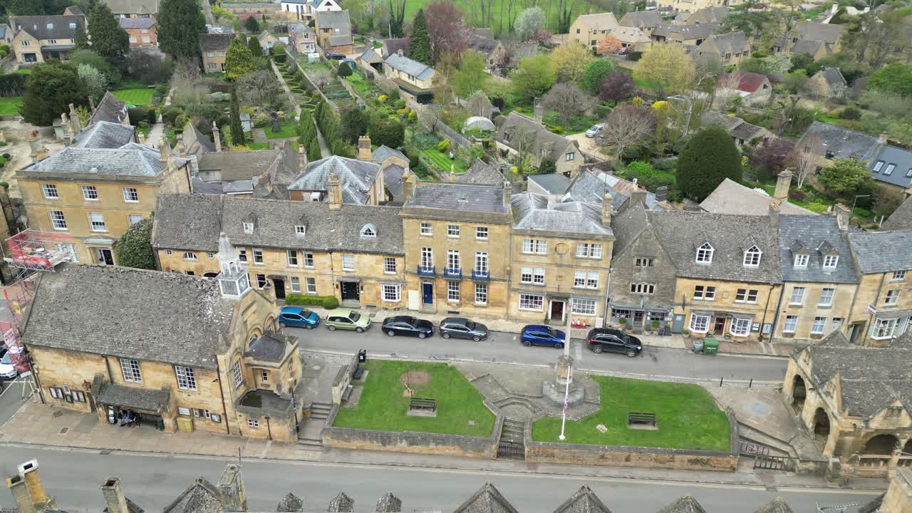 Cảnh quay lia thấp thị trấn chợ Chipping Campden Cotswold từ trên cao bằng drone