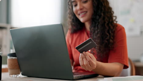 portátil, tarjeta de crédito y mano de mujer de negocios