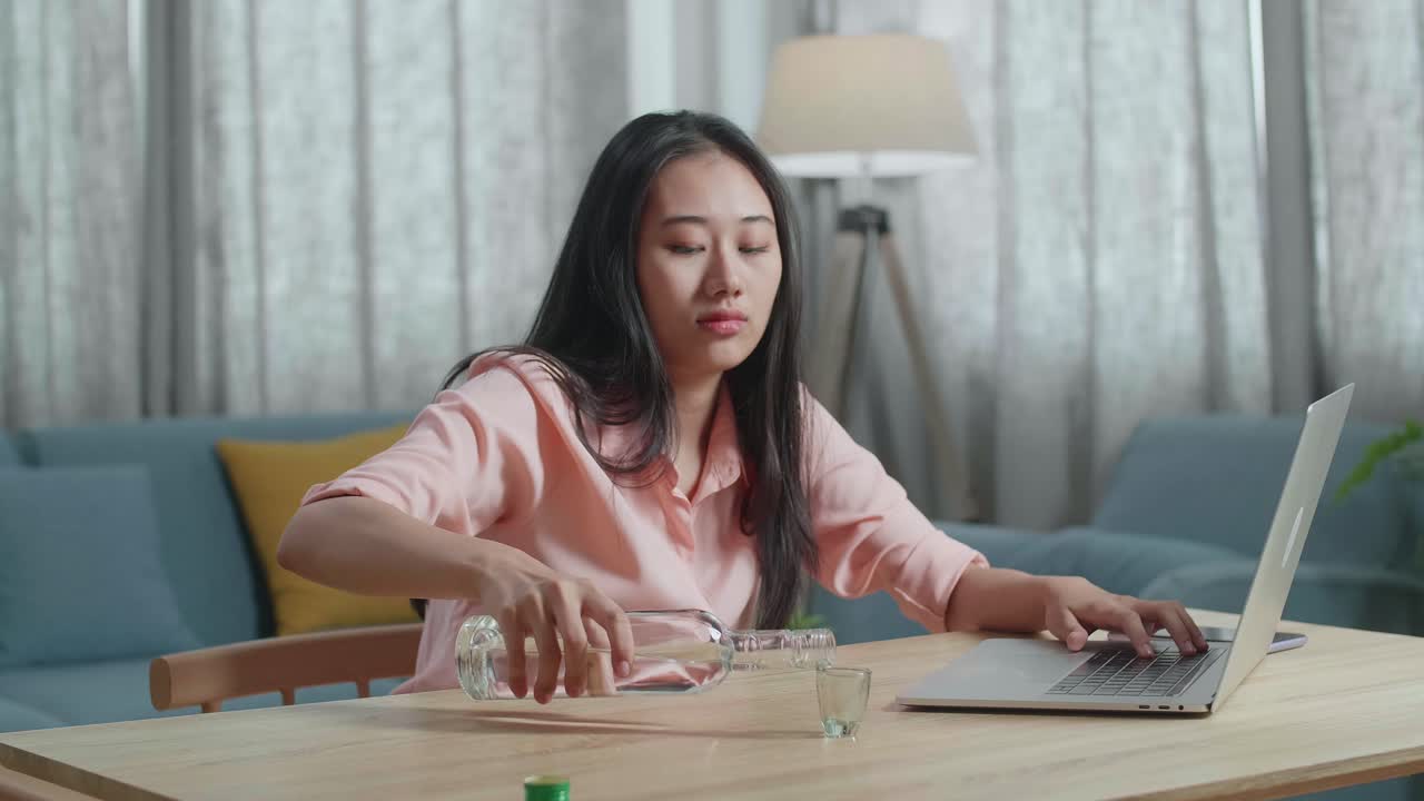 노트북 에서 일 하는 동안 술 을 마시는 여자