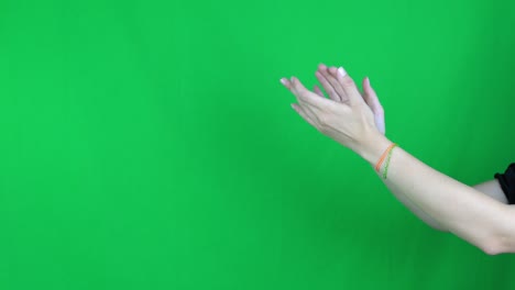 mujer manos brazos aplaudiendo aplauso bravo gesto aislado sobre fondo de pantalla verde en el estudio. copia espacio para publicidad. con lugar para texto o imagen área de publicidad maqueta