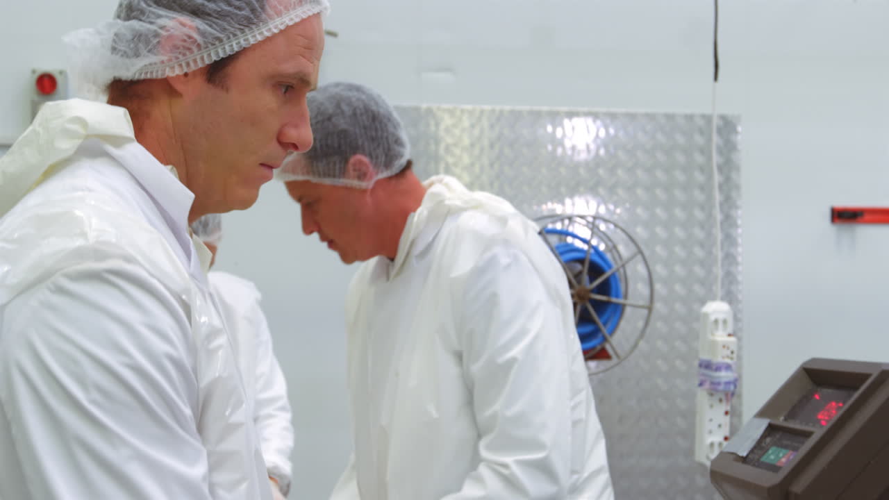 고기 공장에서 고기의 무게를 확인하는 도살사