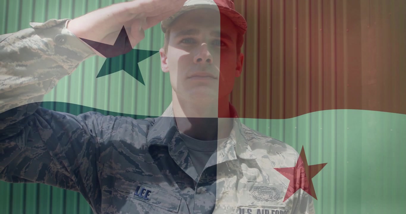Membro dell'Aeronautica Militare che alza il braccio e saluta, rendendo omaggio alla bandiera, mentre la telecamera si stringe e un'interfaccia si sovrappone all'uniforme