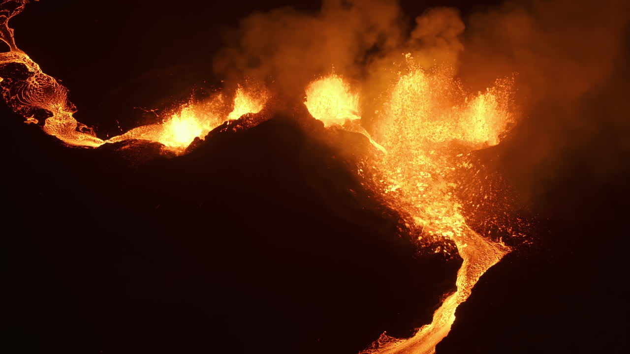 aerial: erupción del volcán sundhnúksgígar, cráter de magma brillante, noche en islandia