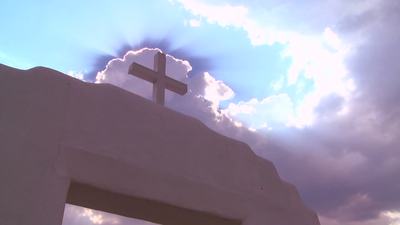 천상의 하늘을 배경으로 빛나는 기독교 십자가