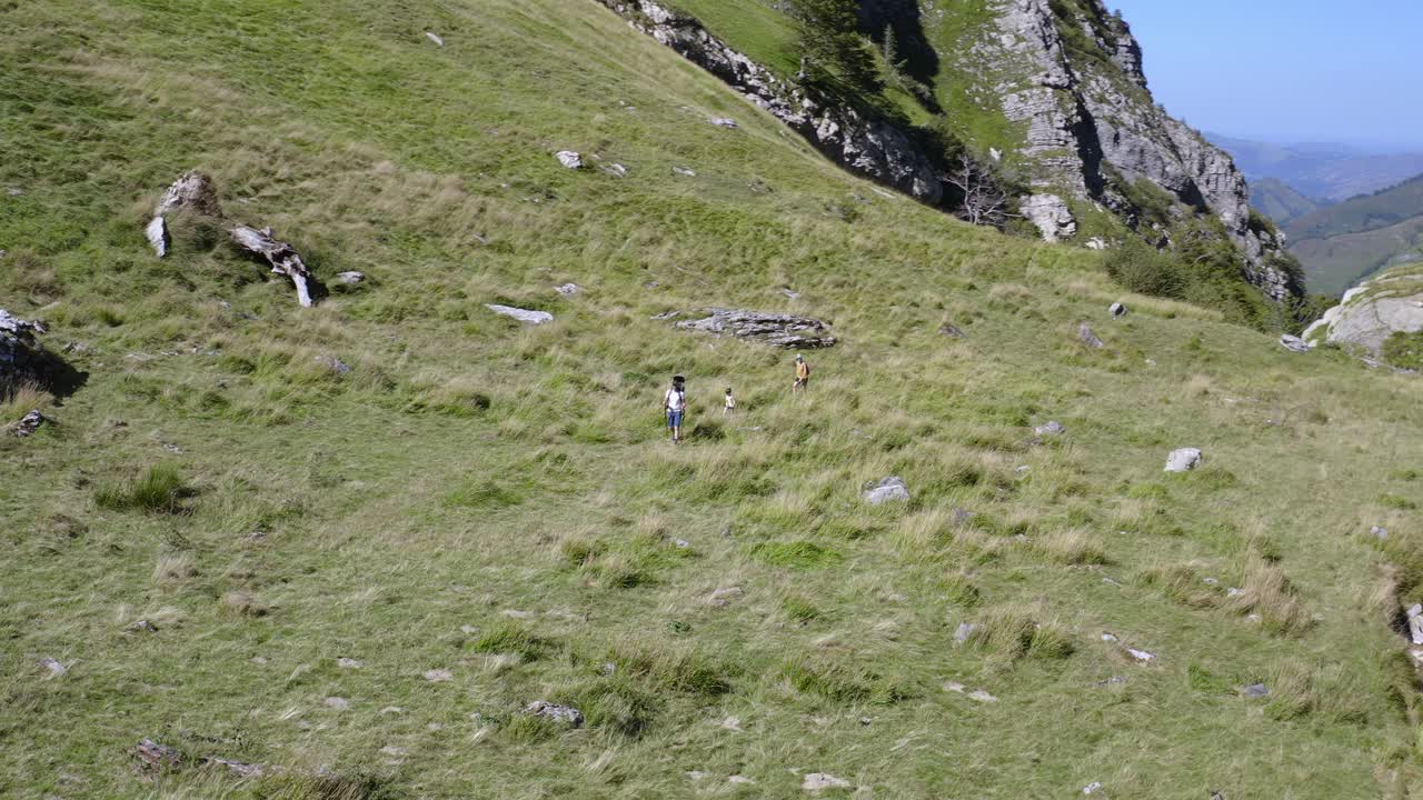 산 을 산책 하는 가족