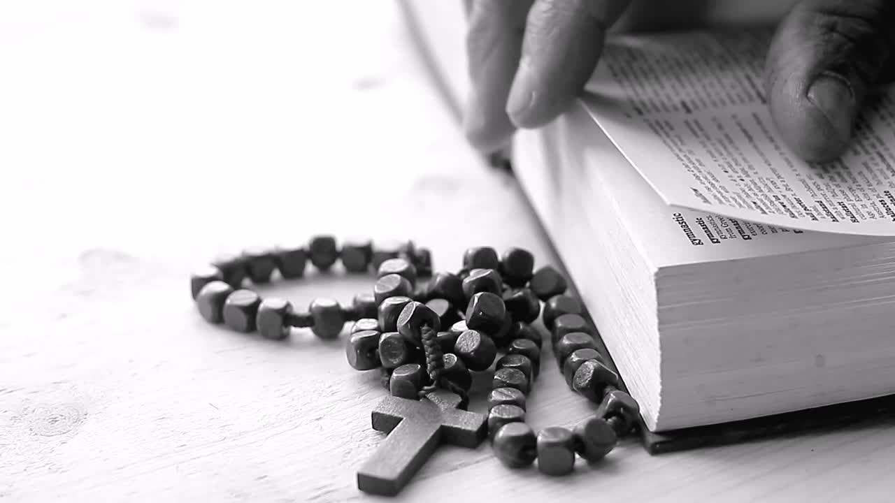 사람들 스톡 푸티지-3과 흰색 배경으로 성경에 손을 대고 신에게 기도