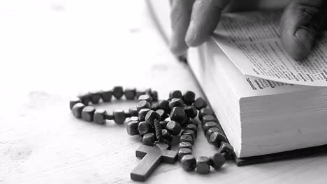 orando a dios con la mano en la biblia con fondo blanco con personas material de archivo-3
