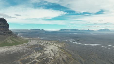 Montaña-Lomagnupur-Y-Carretera-Número-Uno-En-El-Sur-De-Islandia---Toma-Aérea