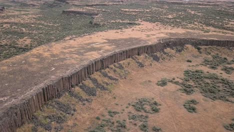 Flyover:-Basalt-column-islands-in-dramatic-Channeled-Scablands,-WA