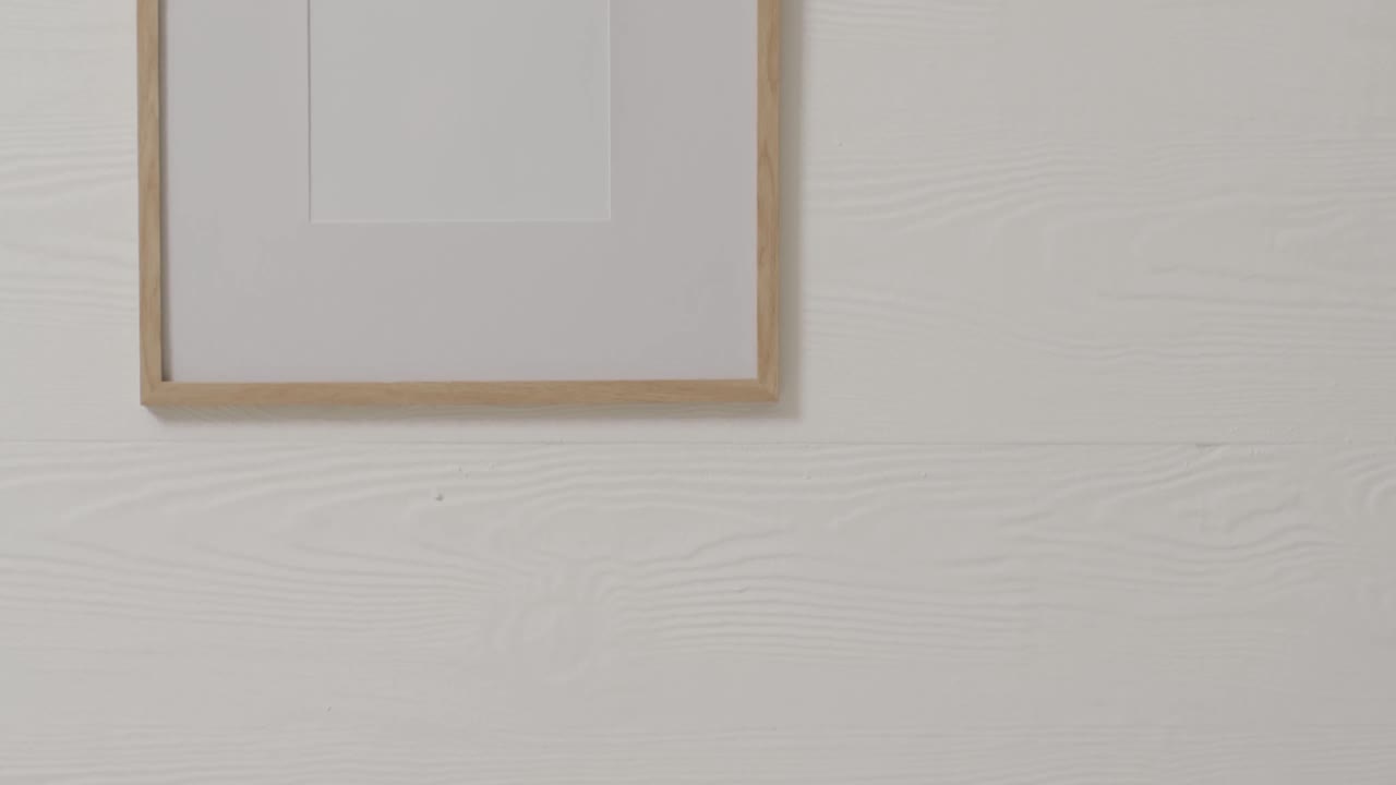 ⁇ 색 배경 과  ⁇ 색 벽 을 가진 복사 공간 을 가진 나무 프레임