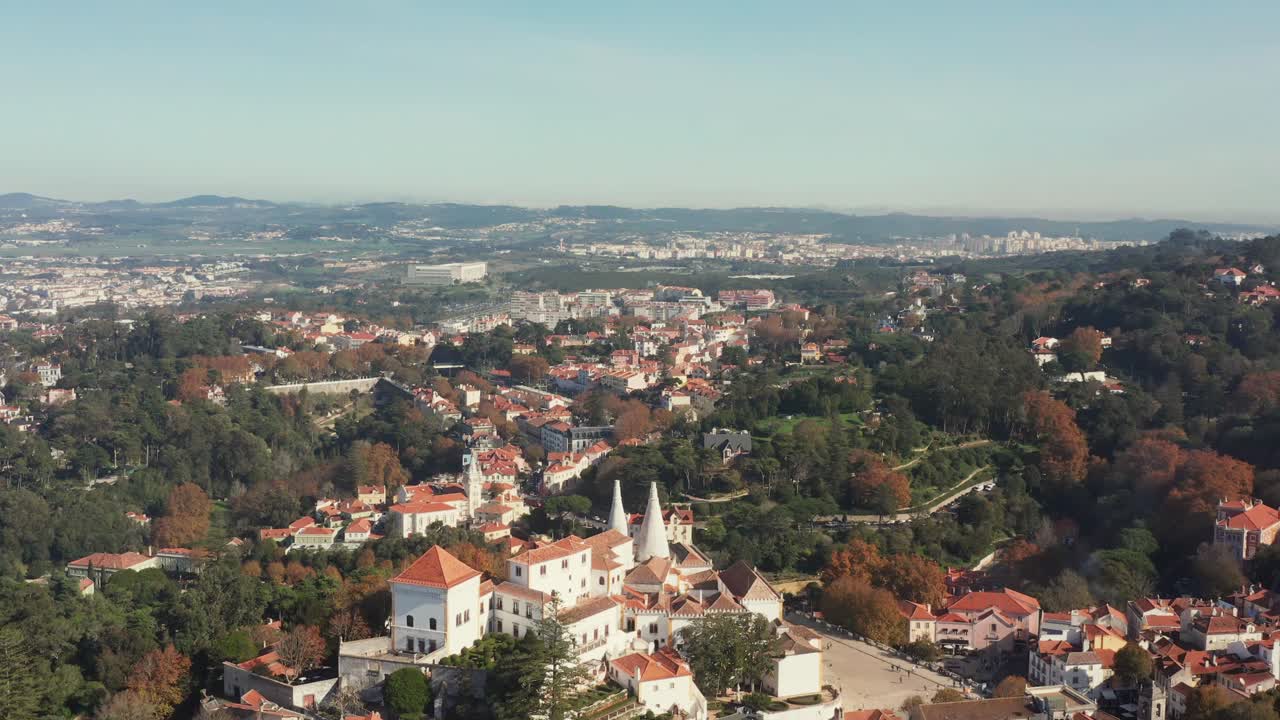 리스본 외에 있는 포르투갈의 신트라에 있는 신트라 국립 궁전의 공중 트와 파랄랙스