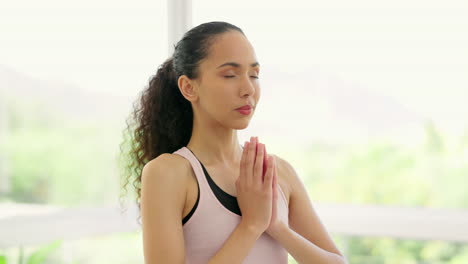 Yoga,-Gebetshände-Und-Meditation-Der-Frau-Zu-Hause