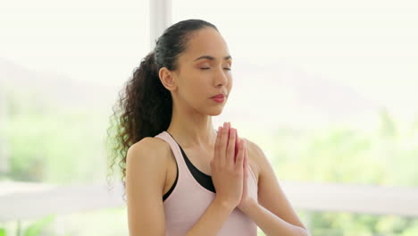 yoga, manos de oración y meditación de la mujer en el hogar