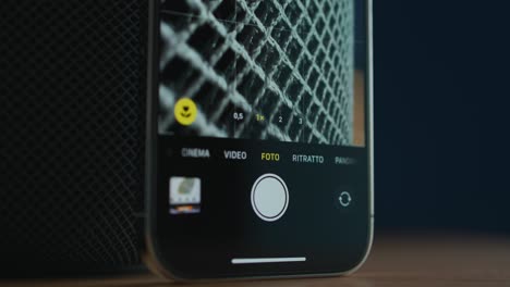 IPhone-Kamera-App-Im-Makromodus,-Die-Die-Stoffschicht-Des-Apple-Homepod-Aufnimmt