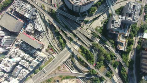 intercambio masivo de autopistas con tráfico en todos los niveles en el centro de hong kong, vista aérea