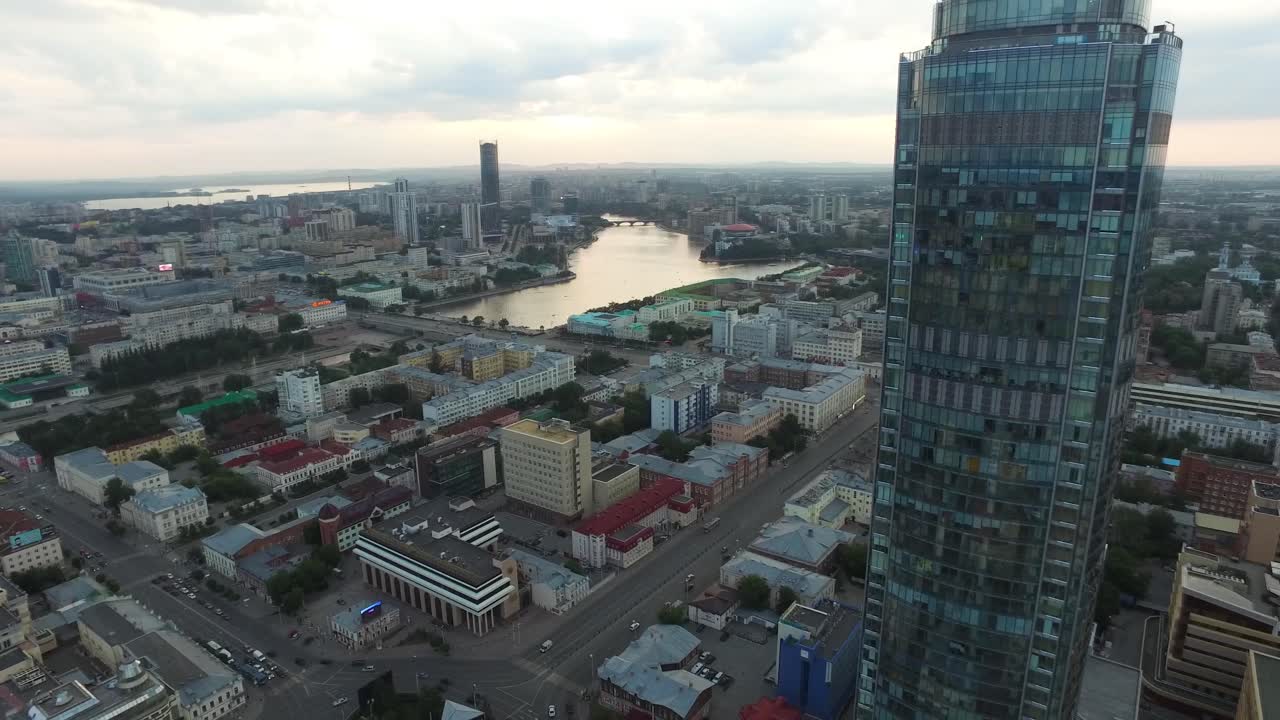 vista aérea de una ciudad con un rascacielos