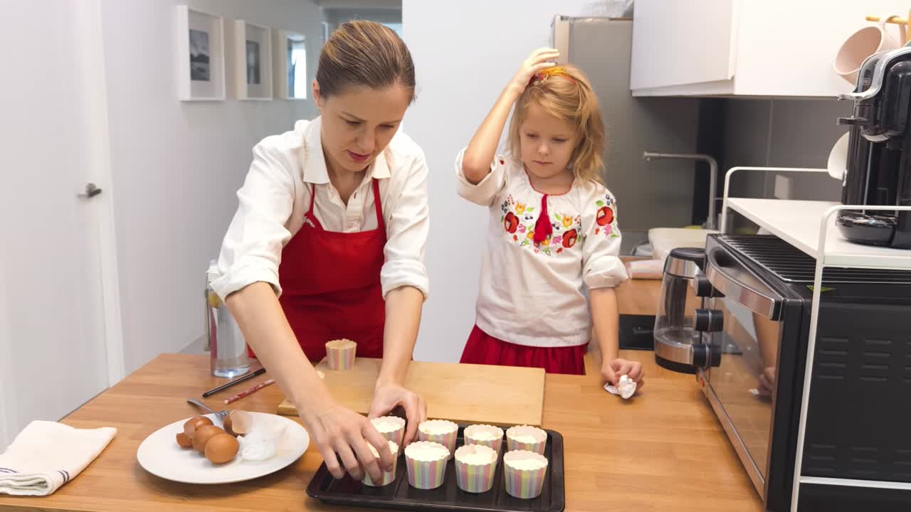 madre e hija horneando cupcakes