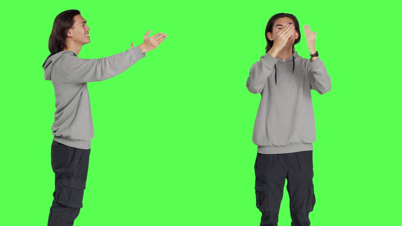 아시안 남자가 스튜디오에서 공기 키스를 보내고 있습니다.