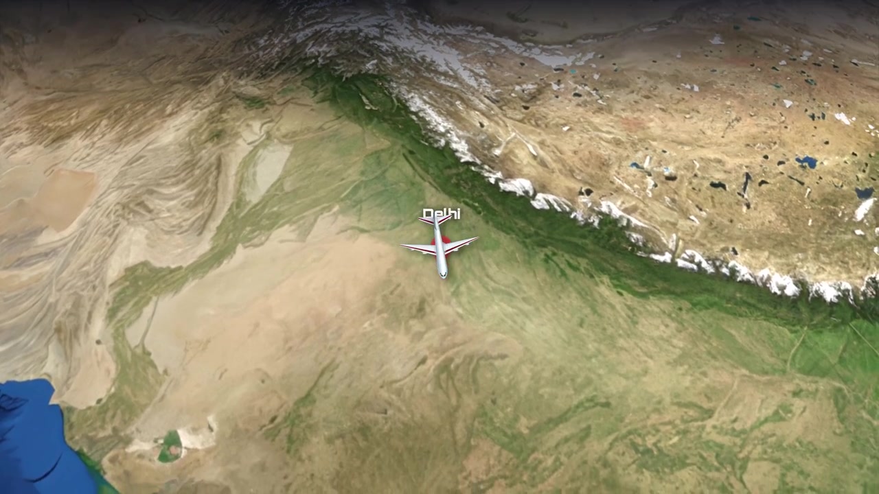 En animering med satellitvy följer ett flygplan som flyger från Dallas, Texas till Delhi, Indien över kontinenter.
