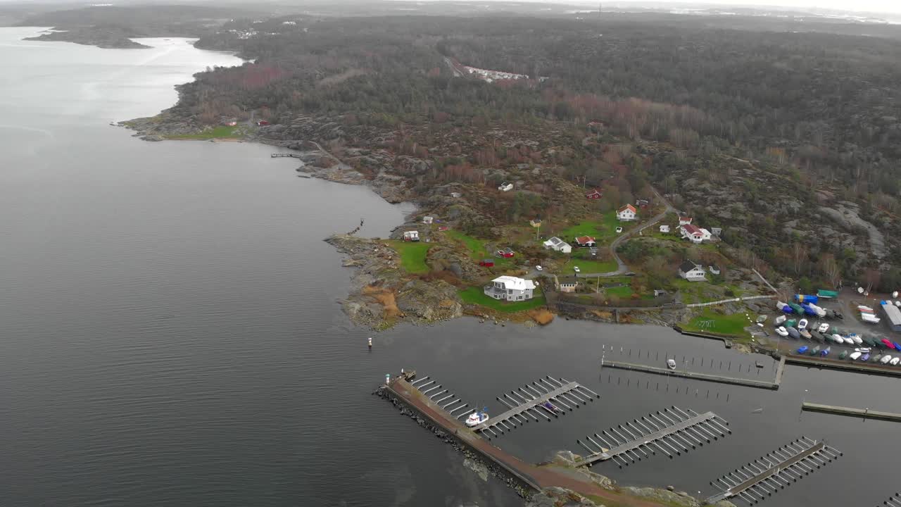 vuelo aéreo hacia atrás que revela el horizonte del hermoso paisaje costero