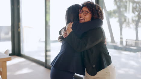 Choca-Esos-Cinco,-Trato-De-Negocios-O-Abrazo-De-Mujeres-Para-El-éxito