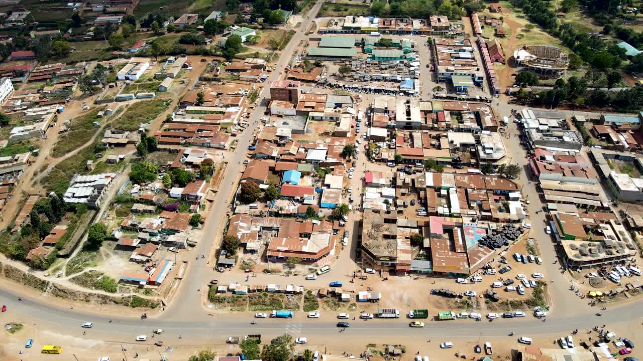 공중 비행 가난한 키베라 빈민가와 화창한 날 배경에 있는 나이로비의 현대적인 스카이라인