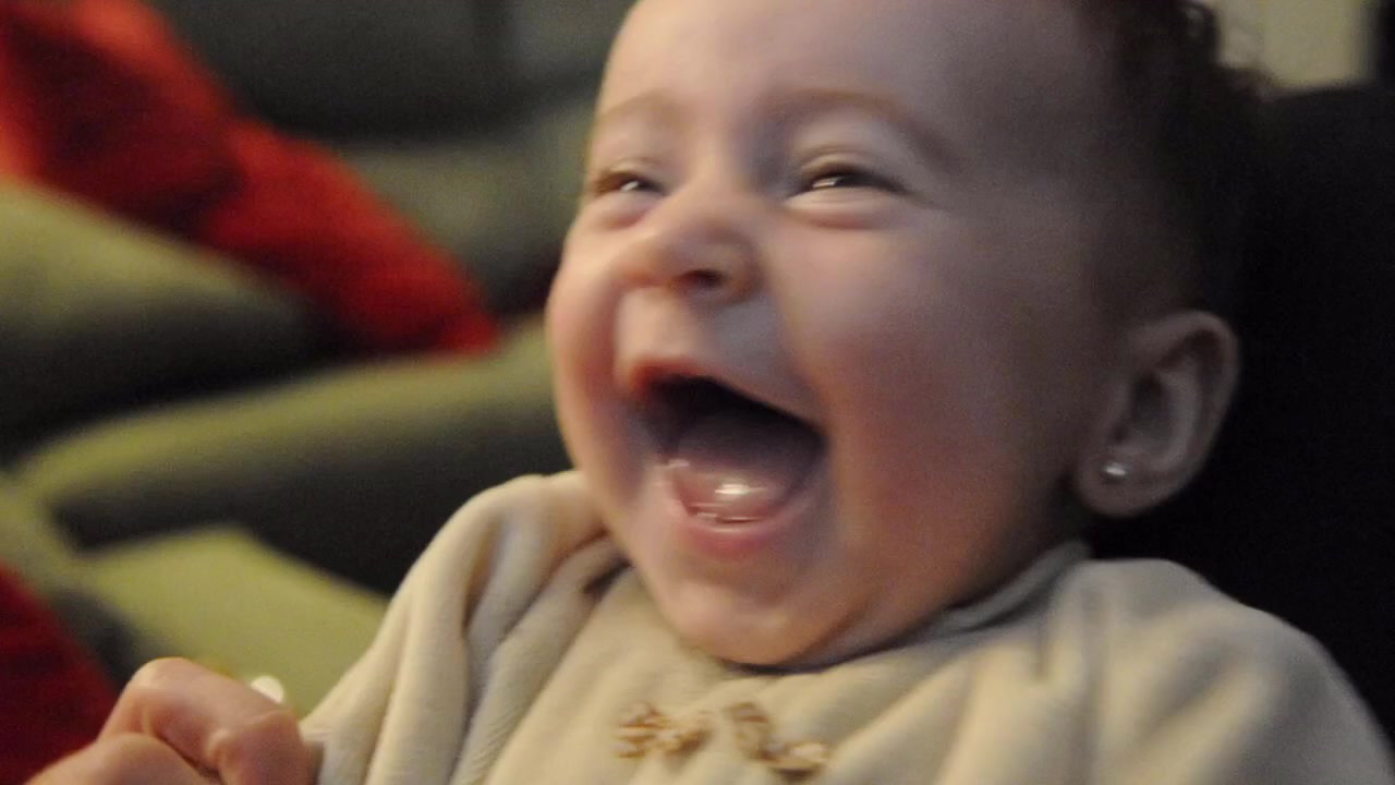 Madre che gioca con i palmi della mano della sua bambina