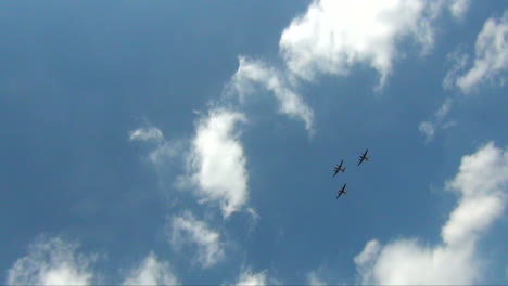 Aviones-Militares-De-La-Fuerza-Aérea-Real-De-La-Raf-Sobrevuelan-El-Palacio-De-Buckingham-En-Trooping-Of-The-Color