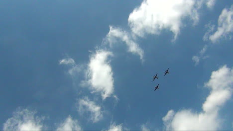 aviones militares de la fuerza aérea real de la raf sobrevuelan el palacio de buckingham en trooping of the color