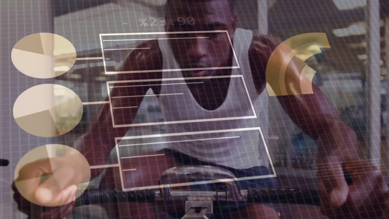 Un homme s'entraînant, agrippant le guidon et pédalant dans une salle de sport, avec un affichage tête haute (HUD) collectant et analysant les données de fitness.