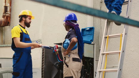 los electricistas intercambian ideas sobre los métodos de reparación