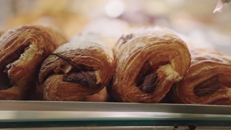 Nahaufnahme-Von-Gebäck-Mit-Schokolade-Zum-Frühstück