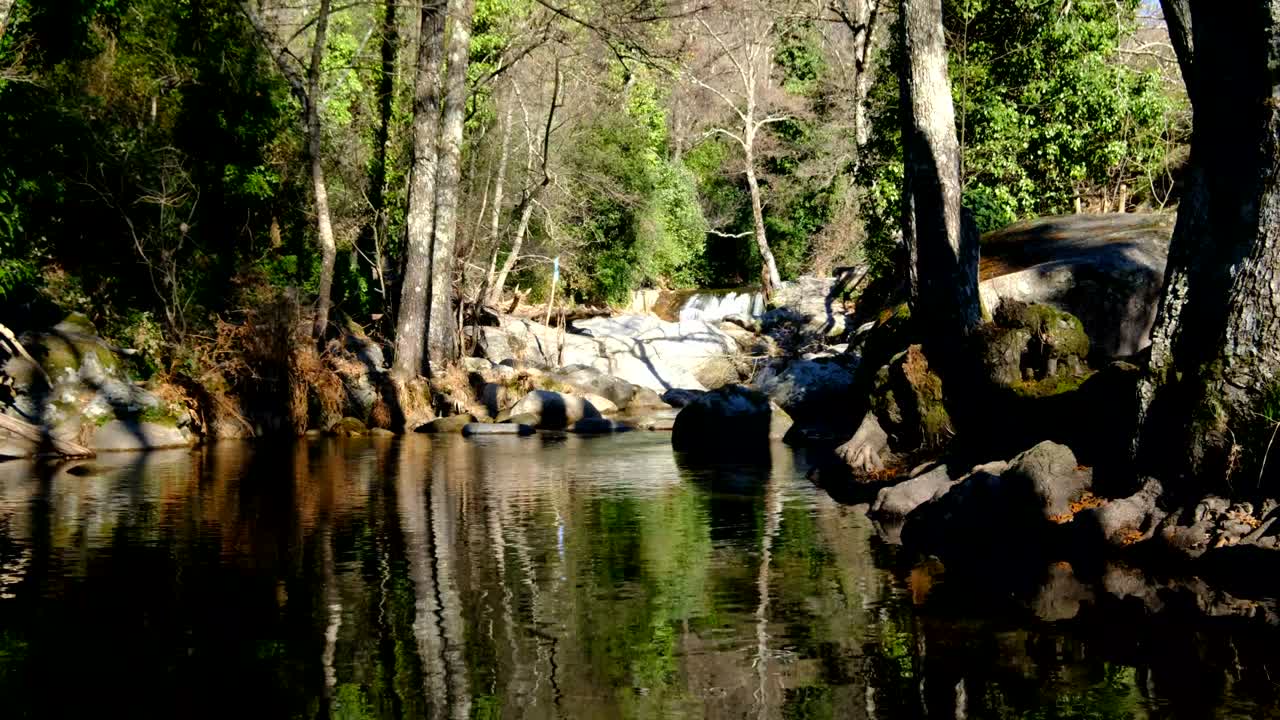 Río de montaña fluyendo en la selva tropical alrededor de los pueblos de La Vera en Extremadura