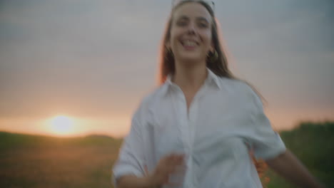 Mujer-Caminando-Al-Aire-Libre-Al-Atardecer